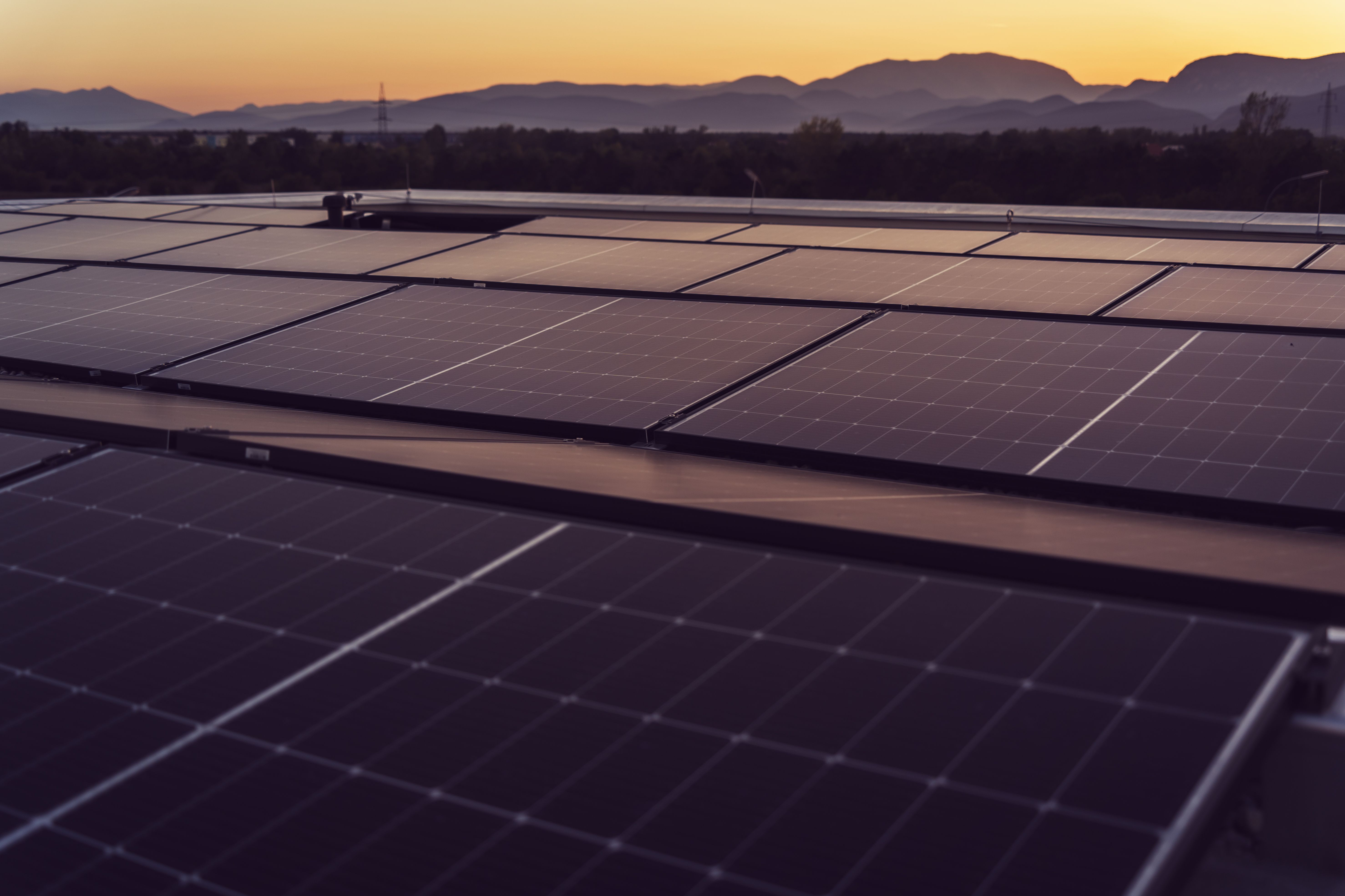 Panneaux solaires sur toiture-terrasse commerciale